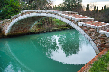Obraz na płótnie Canvas Ponte del diavolo - Devil's Bridge in tiny Torcello island, near Venice, Italy, has few residents but it's often busy with sightseers in summer