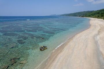 沖縄本島国頭郡国頭村謝敷のビーチをドローンで空撮する風景 Aerial drone view of the beach at Shashiki, Kunigami-son, Kunigami-gun, Okinawa Island 