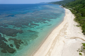 沖縄本島国頭郡国頭村謝敷のビーチをドローンで空撮する風景 Aerial drone view of the beach at Shashiki, Kunigami-son, Kunigami-gun, Okinawa Island 