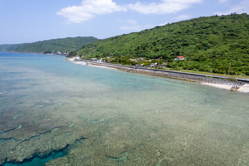 沖縄本島国頭郡国頭村謝敷のビーチをドローンで空撮する風景 Aerial drone view of the beach at Shashiki, Kunigami-son, Kunigami-gun, Okinawa Island 