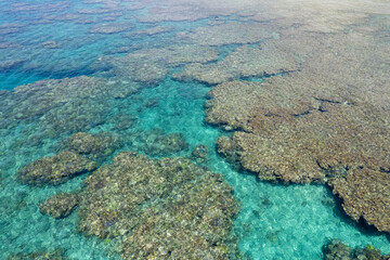 沖縄本島国頭郡国頭村謝敷のビーチをドローンで空撮する風景 Aerial drone view of the beach at Shashiki, Kunigami-son, Kunigami-gun, Okinawa Island 