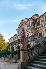 Obraz premium Statue, Frau aus Stein, am Schloss Favorite, Foerch im öffentlichen Park