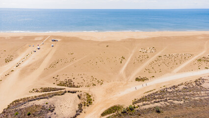 Vista panorámica aérea de las dunas y la playa de Eucaliptus, en el Delta del Ebro (Tarragona - Cataluña)