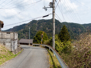 里山に続く道路とカーブミラー