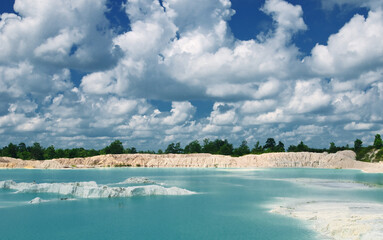 Fototapeta na wymiar Beautiful Island with Cristal Clear Water and amazing clouds