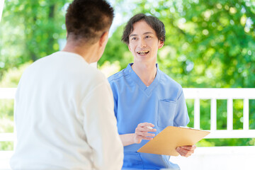医師の診察を受けるシニア男性