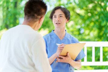 Obraz premium 医師の診察を受けるシニア男性