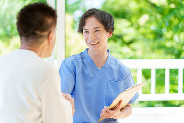医師の診察を受けるシニア男性
