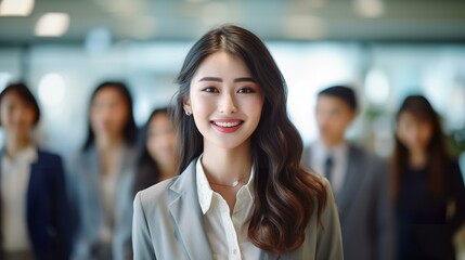 オフィスにいる笑顔のアジア人ビジネスウーマン（Generative AI）
 - obrazy, fototapety, plakaty