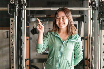 スポーツジムにいる笑顔のアジア人女性
