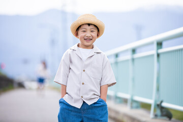 麦わら帽子をかぶった笑顔の男の子　Smile