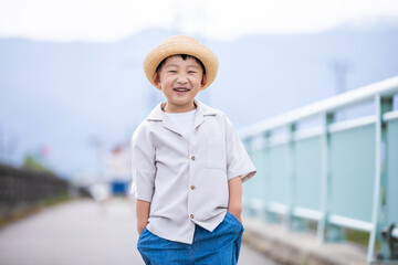 麦わら帽子をかぶった笑顔の男の子　Smile
