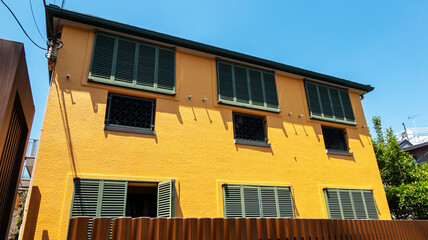 オレンジ色の壁の家