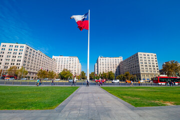 Fototapeta premium céu azul e a bandeira do Chile ao vento na Praça da Cidadania, Santiago , Chile