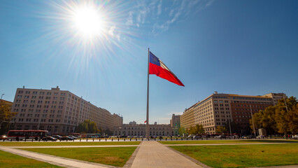 céu azul e a bandeira do Chile ao vento na Praça da Cidadania, Santiago , Chile