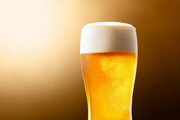 ビール、グラスの中で泡が弾けて美味しそうなお酒