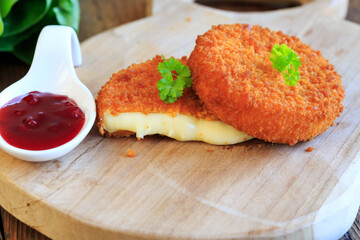 Backcamembert mit Preiselbeersoße