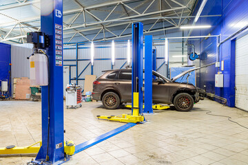 Hydraulic lift for cars in the workshop.
