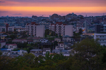 夕暮れ時の街並み