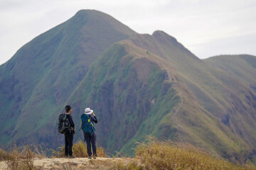 Obraz premium couple walking in the mountains
