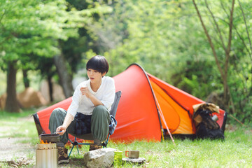 ソロキャンプをしている若い日本人女性 - obrazy, fototapety, plakaty