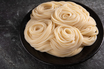 photo of cooked spaghetti on a plate
