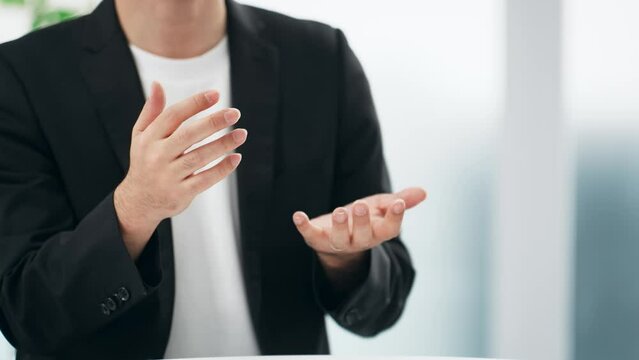 ジェスチャーで説明する男性