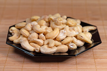 Cashewkerne auf einem schwarzen Teller