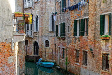 petit canal, pont et gondole à venise - italie du nord,