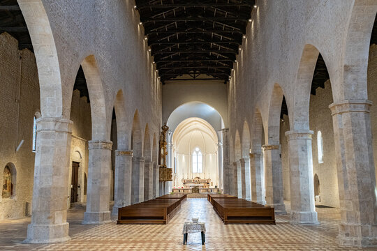 L'interno della basilica di Santa Maria di Collemaggio a L'Aquila