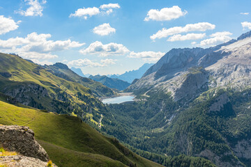 Fototapeta na wymiar Il lago di Fedaia sulle Dolomiti