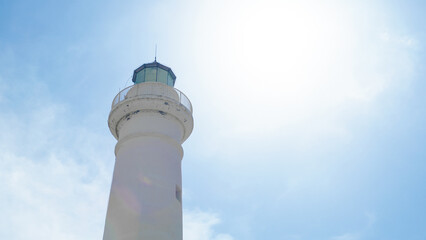 Obraz premium Lighthouse tower under cloudy sky