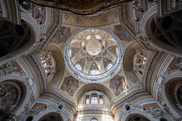 Obraz premium TURIN, ITALY, APRIL, 11, 2023 - The inner dome of the Royal Church of San Lorenzo in Turin (Torino), Italy