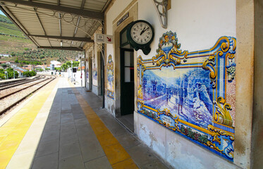 Azulejos in railway station of Pinhao in the Douro Valley in Portugal (Europe) © Brad Pict
