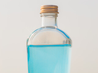 【夏】青い水が入ったガラスボトル	