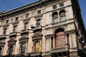 Façade immeuble néoclassique à Milan en Italie