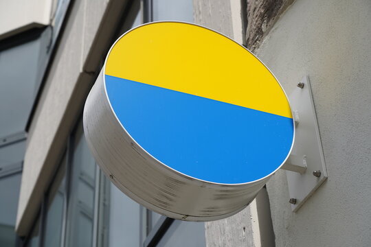 Logo von Vattenfall in einem Rundschild an einem Store des Energiekonzerns in Berlin am 18.05.2023