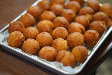 揚げたてのサーターアンダギー