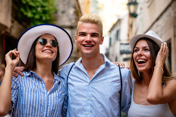 Obraz premium Group of happy friends enjoying travel and summer vacation together.