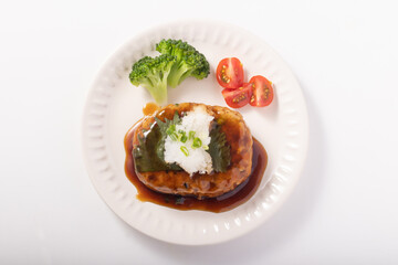 豆腐と鶏肉のおろし大葉ハンバーグ