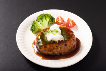 豆腐と鶏肉のおろし大葉ハンバーグ