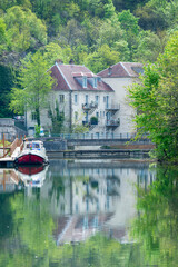 Balade au bord de la rivière au printemps