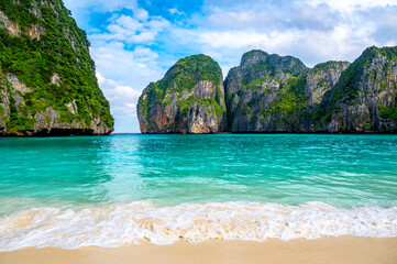 View of famous Maya Bay, Thailand. One of the most popular beach in the world. Ko Phi Phi islands. Beach without people. - obrazy, fototapety, plakaty
