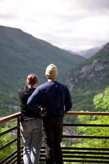 Fototapeta na wymiar Tourisme Ariège couple regard horizon montagne nature