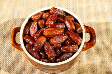 Daktyle w ceramicznym naczyniu