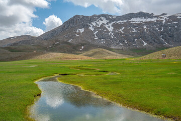Lake Eğrigöl, hidden gem sitting at 2,350 meters in the foothills of Geyik Mountain in Antalya, never fails to impress its visitors. In fact, nature lovers describe the region as "the Alps of Antalya"