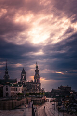 Fototapeta na wymiar Sonnenuntergang über Dresden mit Brühlscher Terrasse, Hofkirche und Semperoper