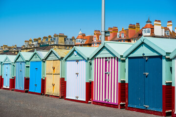 Reihe von schönen bunten Badehäuschen am Meer in Brighton and Hove, East Sussex, England