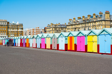 Reihe von schönen bunten Badehäuschen am Meer in Brighton and Hove, East Sussex, England