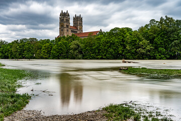 Katholische Kirche Sankt Maximilian an dr Münchener Isar bei Hochwasser